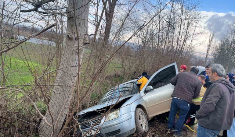 İnegöl’de kontrolden çıkan otomobil ağaca çarptı: 1 yaralı