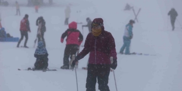 Uludağ’da sömestr tatilinin son günlerinde sis ve soğuğa rağmen yoğunluk sürüyor