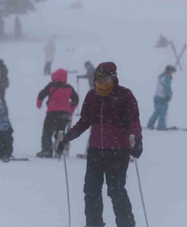 Uludağ’da sömestr tatilinin son günlerinde sis ve soğuğa rağmen yoğunluk sürüyor