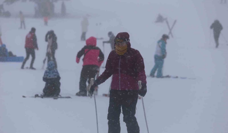 Uludağ’da sömestr tatilinin son günlerinde sis ve soğuğa rağmen yoğunluk sürüyor