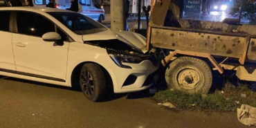 Kaza yapan otomobil savrulup kamyonete çarptı: 2 yaralı