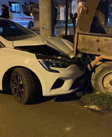 Kaza yapan otomobil savrulup kamyonete çarptı: 2 yaralı
