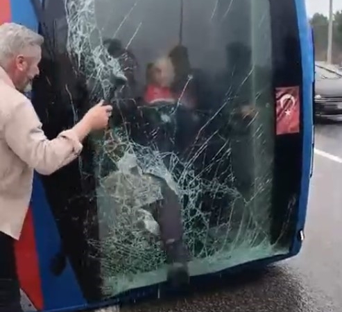 Kağıthane’de devrilen cezaevi nakil aracından yaralıların kurtarılma anları görüntülendi