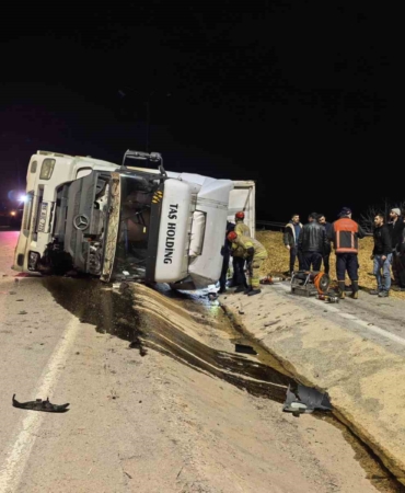 Bursa’da talaş yüklü tır devrildi: Araçta sıkışan genç sürücü hayatını kaybetti