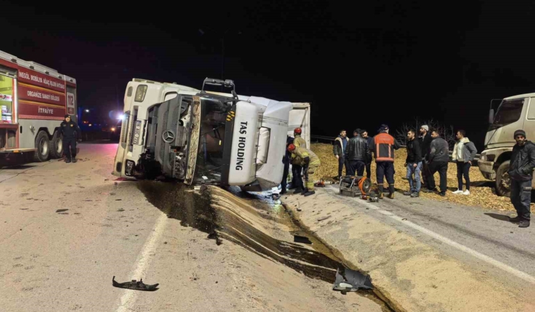 Bursa’da talaş yüklü tır devrildi: Araçta sıkışan genç sürücü hayatını kaybetti