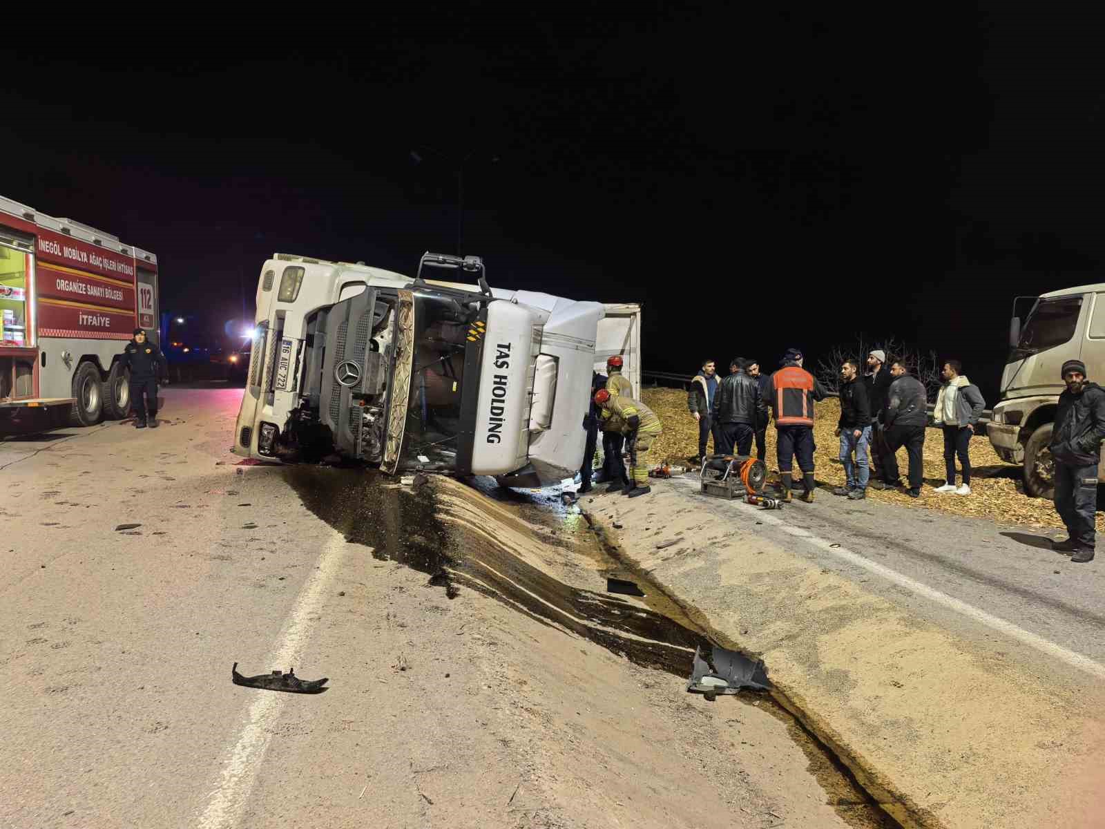 Bursa’da talaş yüklü tır devrildi: Araçta sıkışan genç sürücü hayatını kaybetti