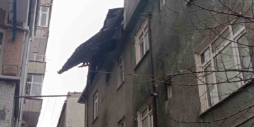Fırtınanın etkisiyle uçan çatı paniğe yol açtı
