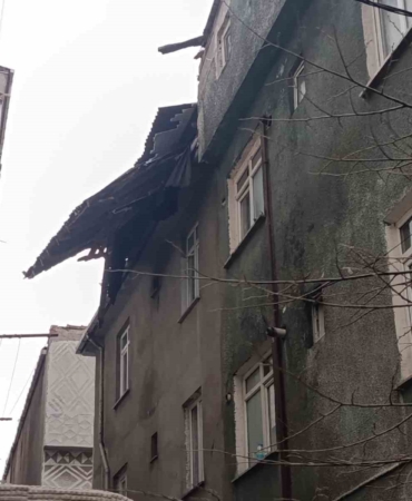 Fırtınanın etkisiyle uçan çatı paniğe yol açtı