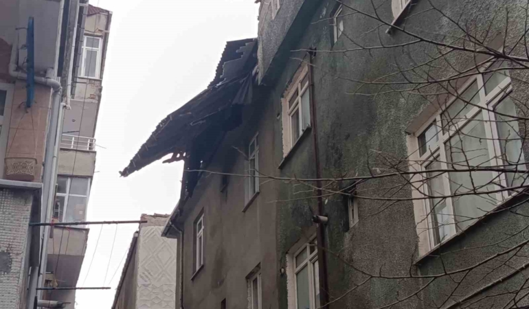 Fırtınanın etkisiyle uçan çatı paniğe yol açtı