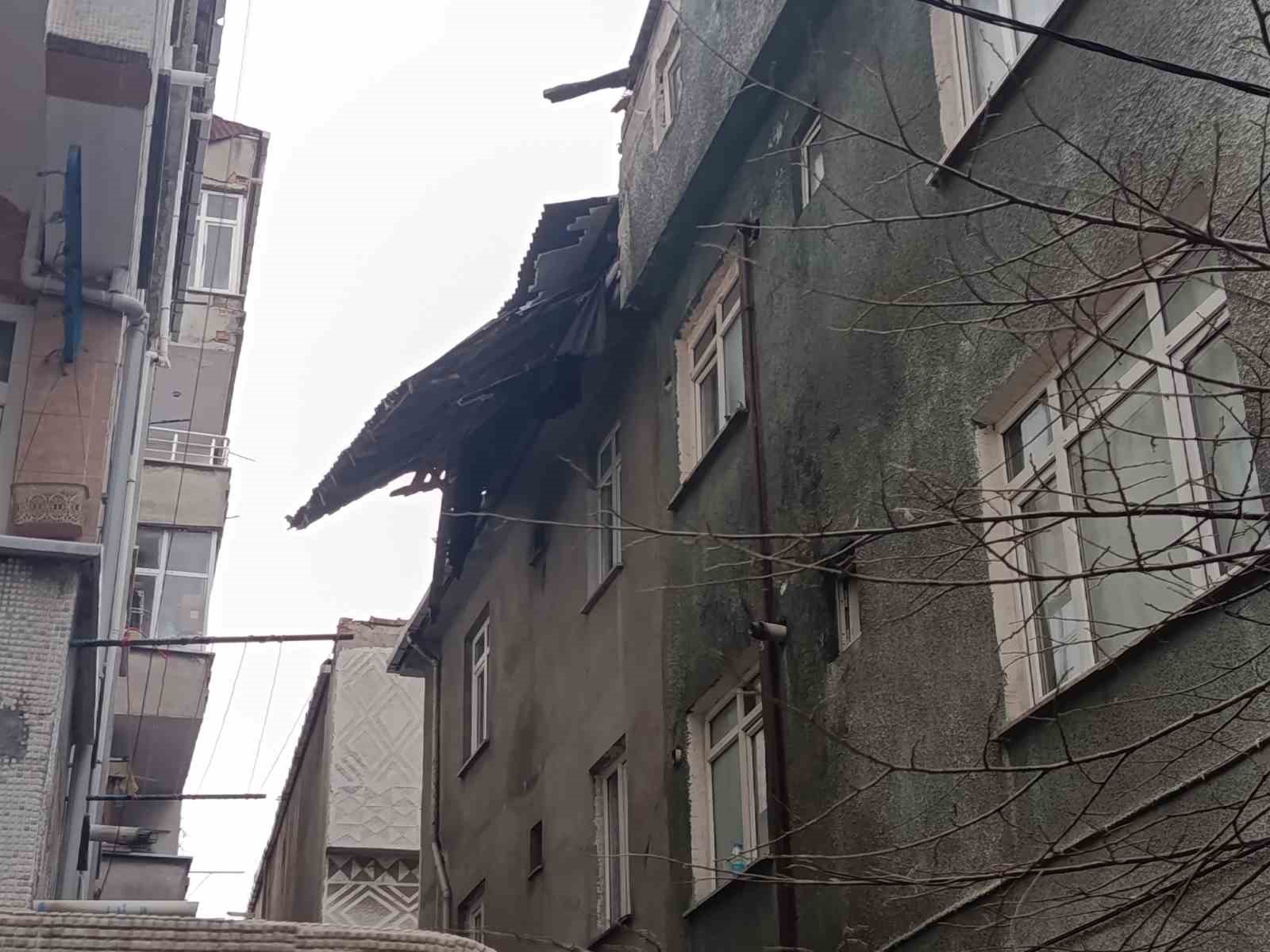 Fırtınanın etkisiyle uçan çatı paniğe yol açtı