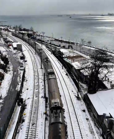 Kar yağışı ile beyaza bürünen Menekşe sahili havadan görüntülendi