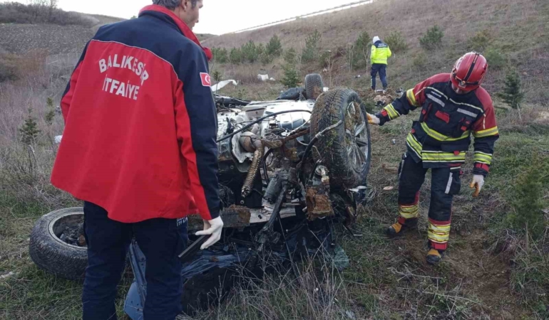 İzmir-İstanbul Otoyolu’nda feci kaza: Otomobil şarampole yuvarlandı