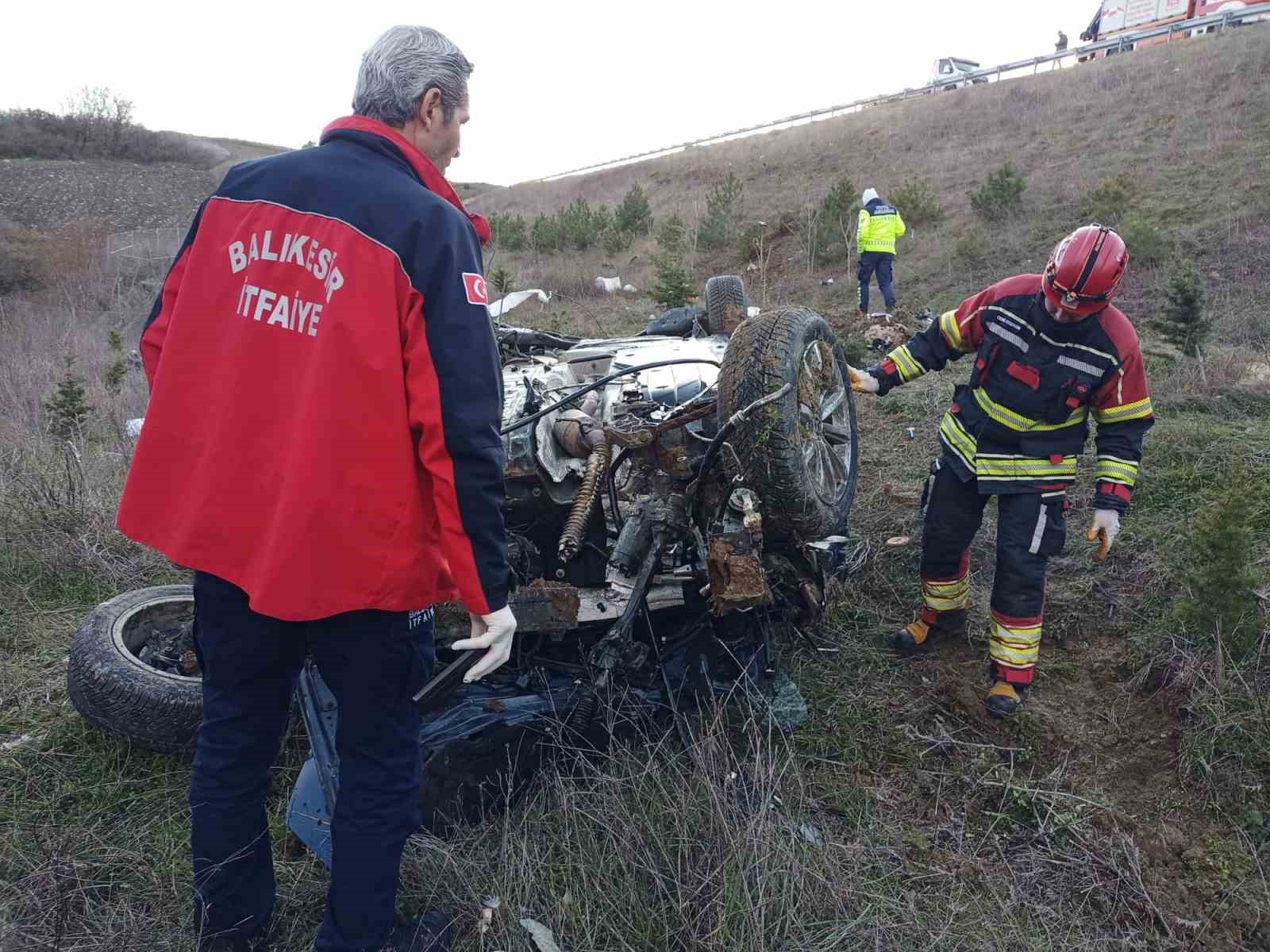 İzmir-İstanbul Otoyolu’nda feci kaza: Otomobil şarampole yuvarlandı