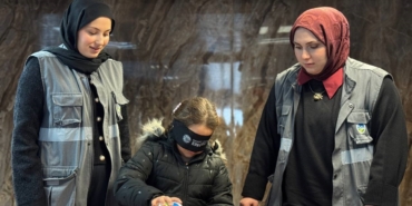 Gözlerini bağlayıp su doldurdular: Öğrencilere ’Beyaz Baston’ farkındalığı