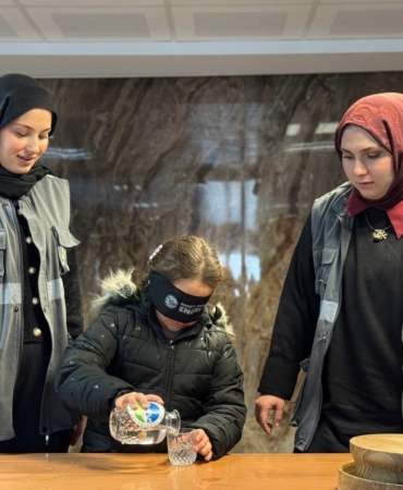Gözlerini bağlayıp su doldurdular: Öğrencilere ’Beyaz Baston’ farkındalığı