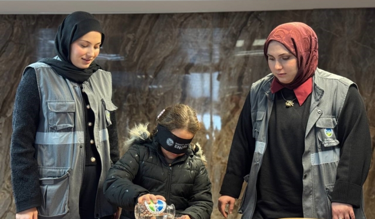 Gözlerini bağlayıp su doldurdular: Öğrencilere ’Beyaz Baston’ farkındalığı