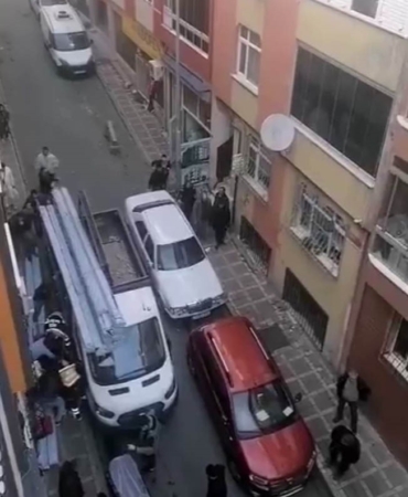 Bayrampaşa’da kamyonetin üzerindeki malzemelerin işçinin üzerine düştüğü anlar kamerada