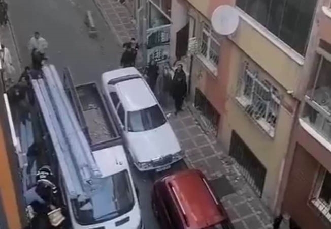 Bayrampaşa’da kamyonetin üzerindeki malzemelerin işçinin üzerine düştüğü anlar kamerada