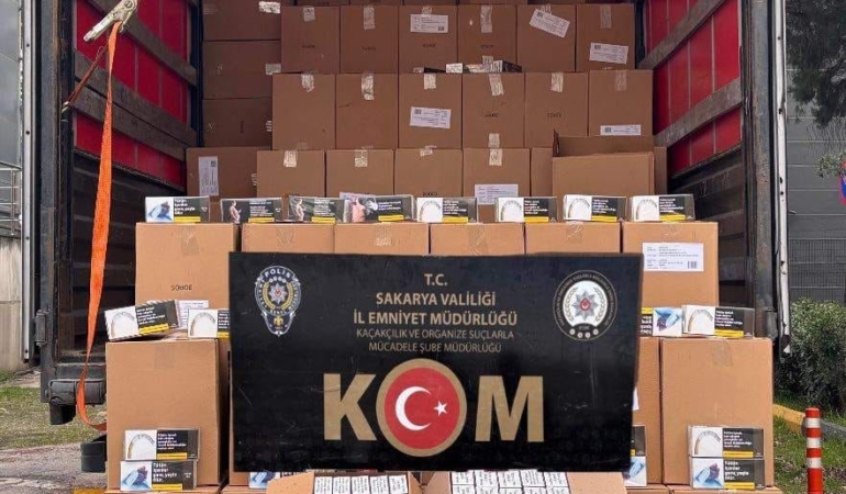 Otoyolda durdurulan tırda 6 milyon kaçak makaron ele geçirildi