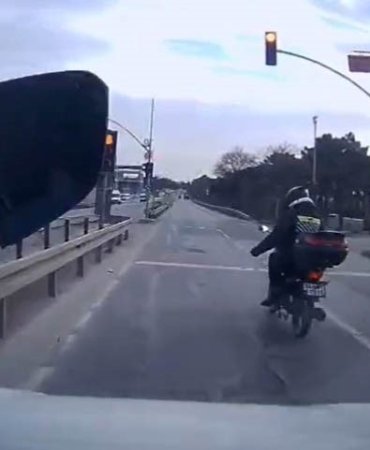Arnavutköy’de yol verme tartışması kamerada: Kırmızı ışıkta aynayı kırdı