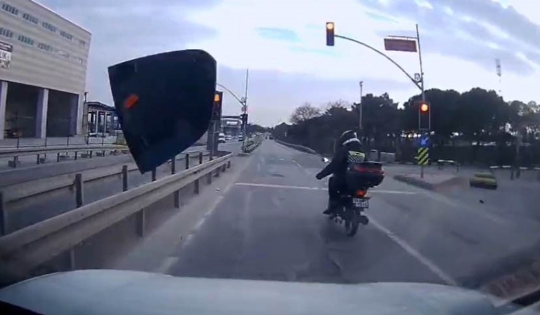 Arnavutköy’de yol verme tartışması kamerada: Kırmızı ışıkta aynayı kırdı