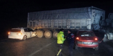 Bandırma’da otomobiller sisli yolda tır dorsesine çarptı: 8 yaralı