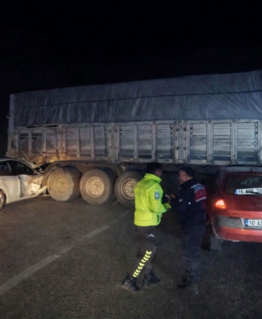 Bandırma’da otomobiller sisli yolda tır dorsesine çarptı: 8 yaralı