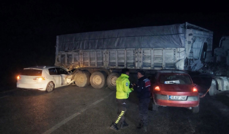 Bandırma’da otomobiller sisli yolda tır dorsesine çarptı: 8 yaralı