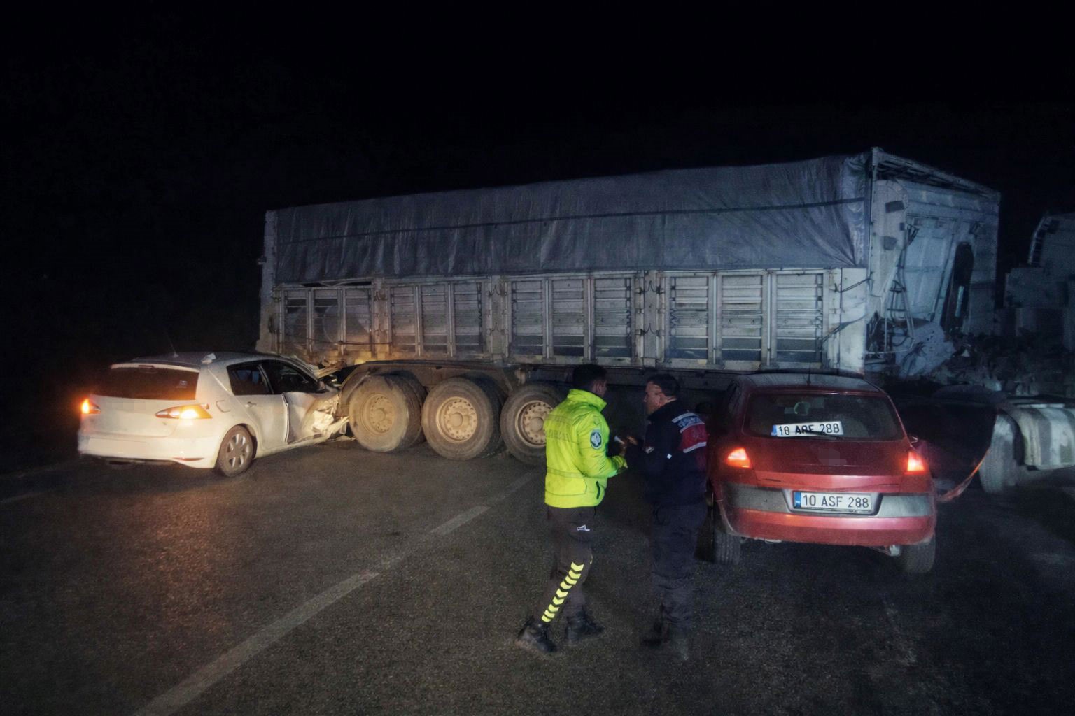 Bandırma’da otomobiller sisli yolda tır dorsesine çarptı: 8 yaralı