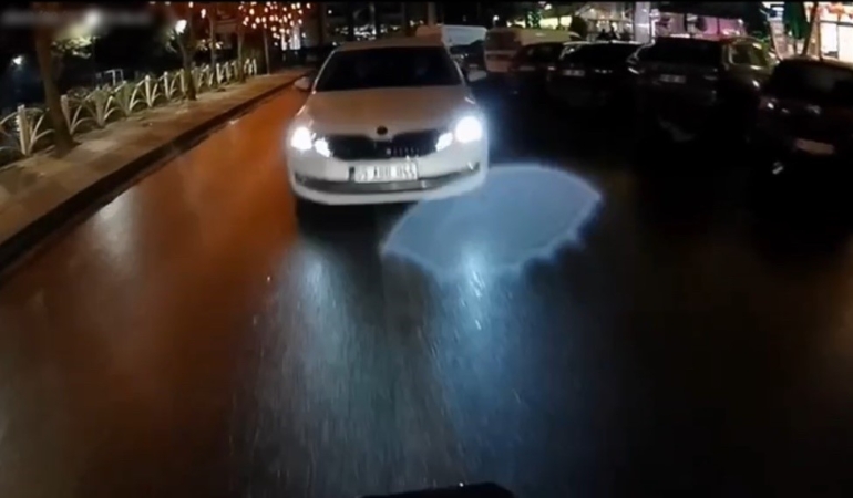 Tekirdağ’da motosikletle otomobilin kafa kafaya çarpıştığı kaza kamerada