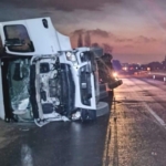 İnegöl’de iplik yüklü tır devrildi