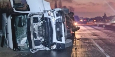 İnegöl’de iplik yüklü tır devrildi