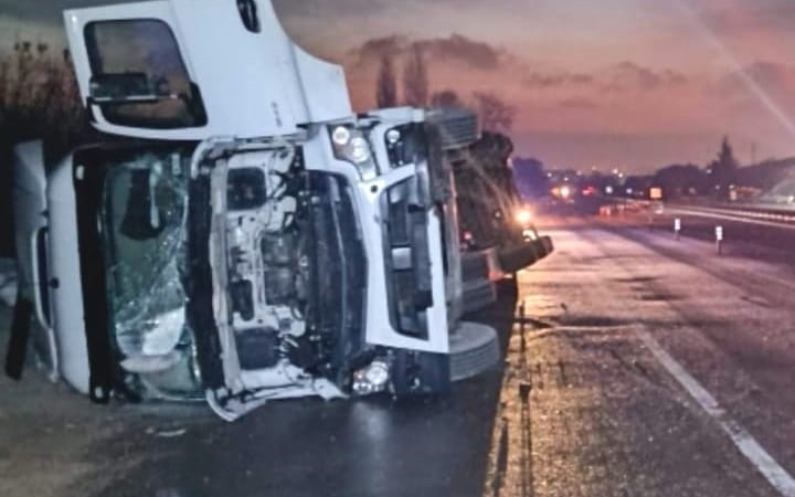 İnegöl’de iplik yüklü tır devrildi