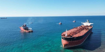 Bozcaada’da karaya oturan tankerin kurtarma çalışmaları dron ile görüntülendi