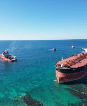 Bozcaada’da karaya oturan tankerin kurtarma çalışmaları dron ile görüntülendi