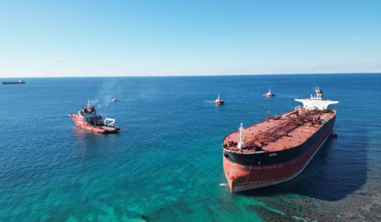 Bozcaada’da karaya oturan tankerin kurtarma çalışmaları dron ile görüntülendi