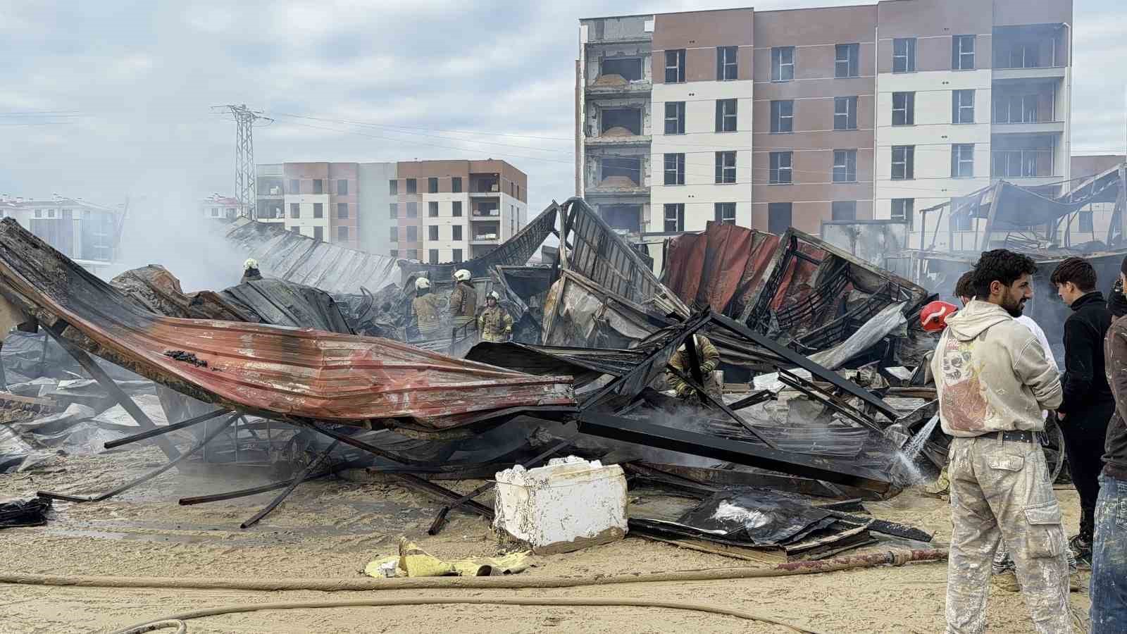 Arnavutköy’de şantiye konteynerlarında yangın: İşçiler son anda kurtuldu