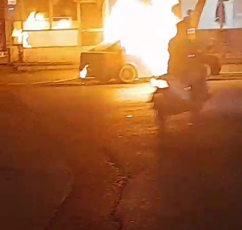 Park halindeki otomobil yandı, sahibi tarafından yakıldığı öne sürüldü