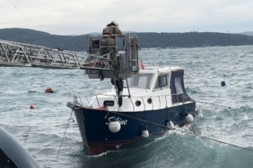 Sarıyer’de lodos nedeniyle teknede mahsur kalanları itfaiye kurtardı