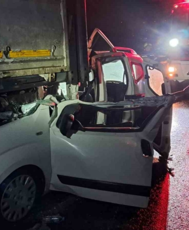 Balıkesir’de otomobil tıra arkadan çarptı; 1 yaralı