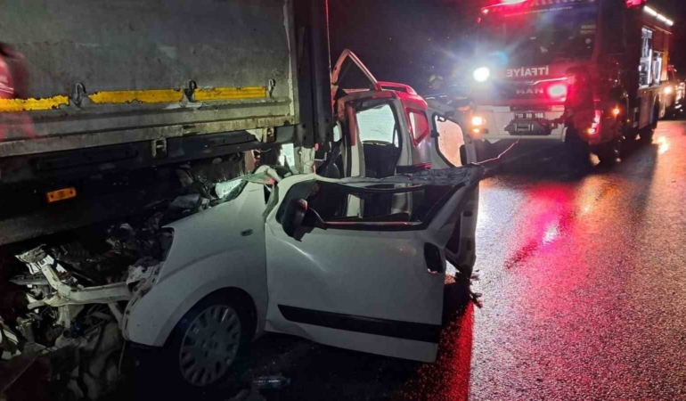 Balıkesir’de otomobil tıra arkadan çarptı; 1 yaralı