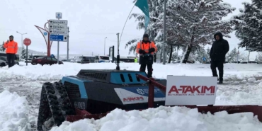 Kaldırımlar robotik araçlarla kardan temizleniyor