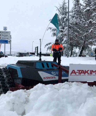 Kaldırımlar robotik araçlarla kardan temizleniyor