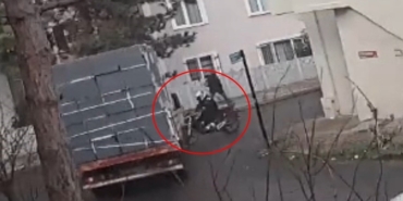 Çorlu’da kamyonetle motosikletin çarpıştığı kaza kamerada