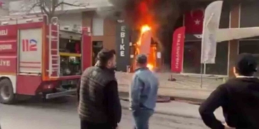 Dükkan önünde başlayan yangın akülerin patlamasıyla büyüdü