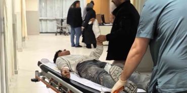 Kırılan cam bileğini kesti