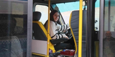Çocuk yaşta muavinlik yaparak başladı, şimdi minibüs direksiyonunda kadınlara ilham oluyor