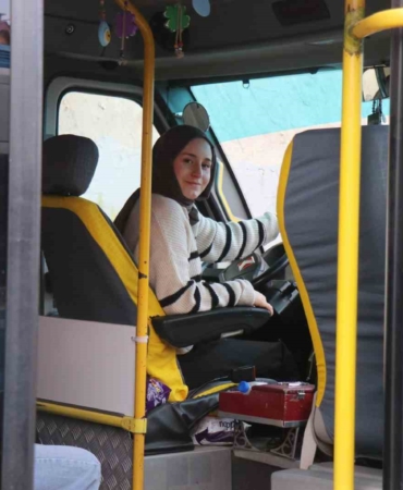 Çocuk yaşta muavinlik yaparak başladı, şimdi minibüs direksiyonunda kadınlara ilham oluyor