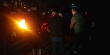 Orman yangınında hasar gören ağaçları taşıyan tır devrildi: 3 yaralı