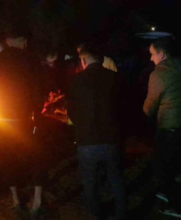 Orman yangınında hasar gören ağaçları taşıyan tır devrildi: 3 yaralı